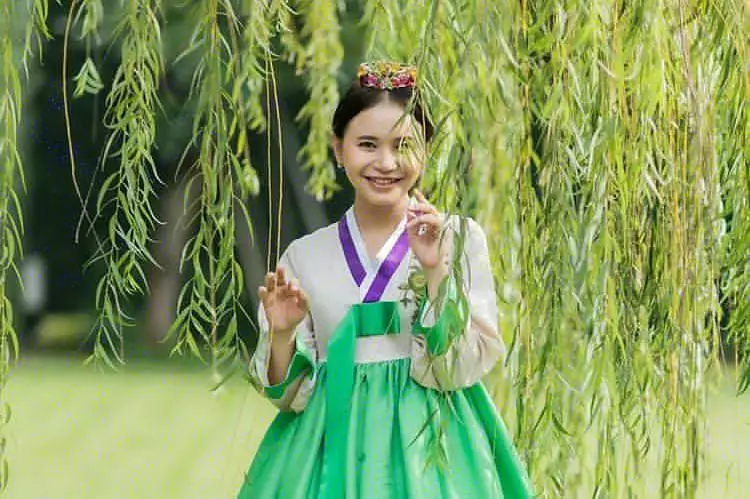 rossa dengan riasan korea © Instagram