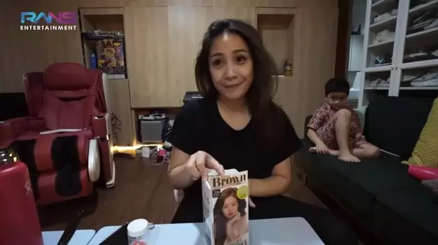 aksi nagita ngecat rambut © YouTube aksi nagita ngecat rambut © YouTube