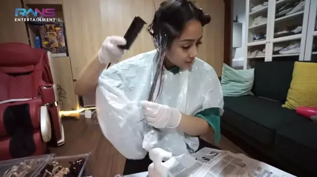 aksi nagita ngecat rambut © YouTube aksi nagita ngecat rambut © YouTube