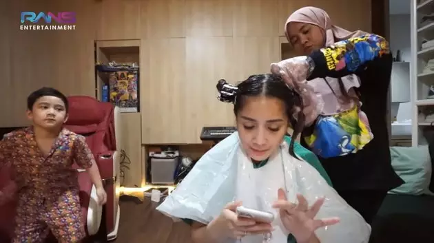 aksi nagita ngecat rambut © YouTube aksi nagita ngecat rambut © YouTube