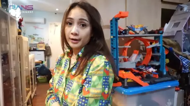 aksi nagita ngecat rambut © YouTube aksi nagita ngecat rambut © YouTube