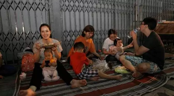 pesinetron makan di warung kaki lima © 2021 brilio.net