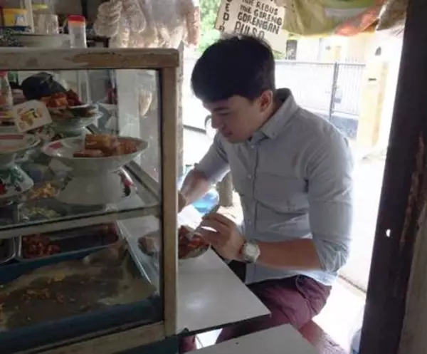 pesinetron makan di warung kaki lima © 2021 brilio.net