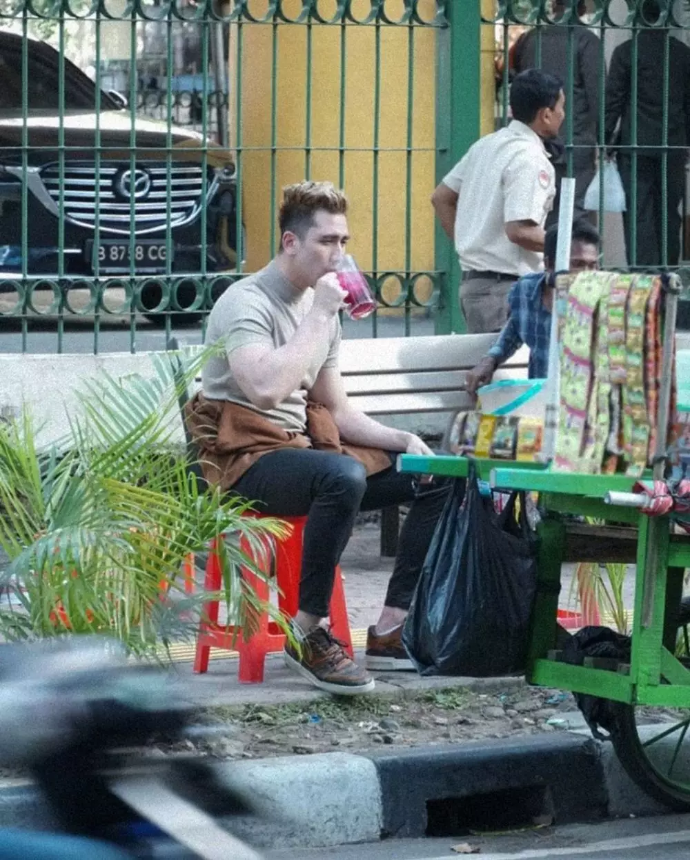 pesinetron makan di warung kaki lima © 2021 brilio.net