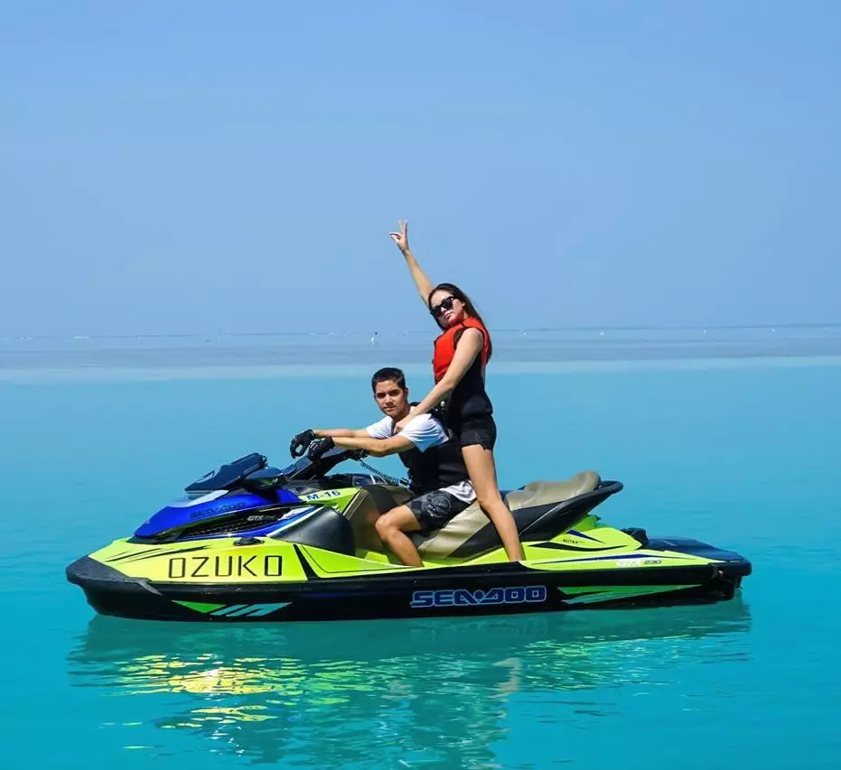 potret pasangan seleb saat di pantai © 2021 brilio.net potret pasangan seleb saat di pantai © 2021 brilio.net