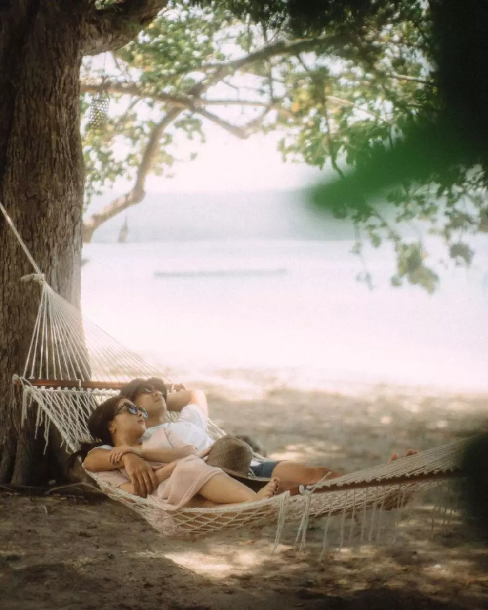 potret pasangan seleb saat di pantai © 2021 brilio.net potret pasangan seleb saat di pantai © 2021 brilio.net