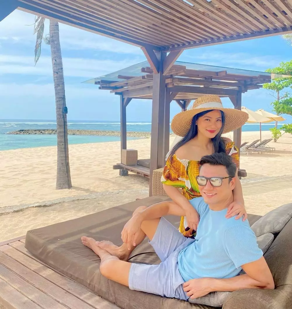 potret pasangan seleb saat di pantai © 2021 brilio.net potret pasangan seleb saat di pantai © 2021 brilio.net