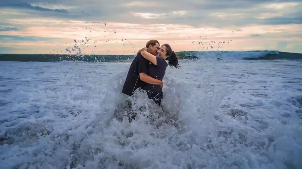 potret pasangan seleb saat di pantai © 2021 brilio.net potret pasangan seleb saat di pantai © 2021 brilio.net