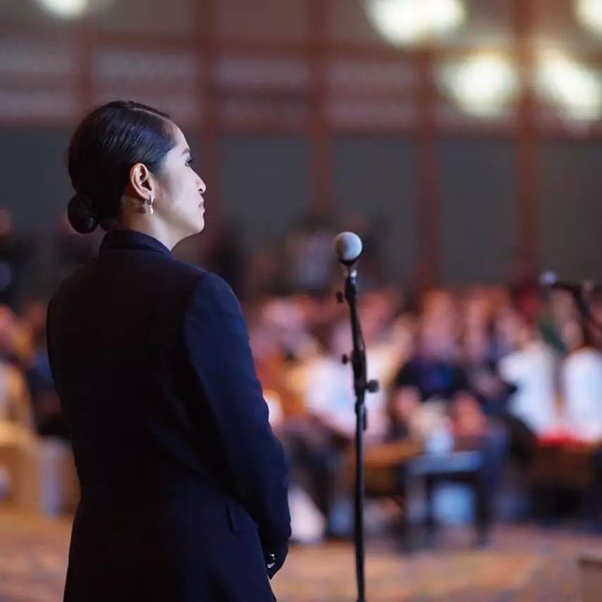 Sari Nila saat jadi MC © 2021 brilio.net Instagram Sari Nila saat jadi MC © 2021 brilio.net Instagram