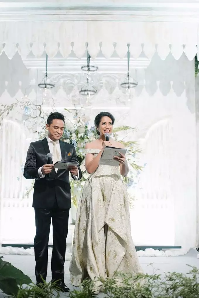 Sari Nila saat jadi MC © 2021 brilio.net Instagram Sari Nila saat jadi MC © 2021 brilio.net Instagram