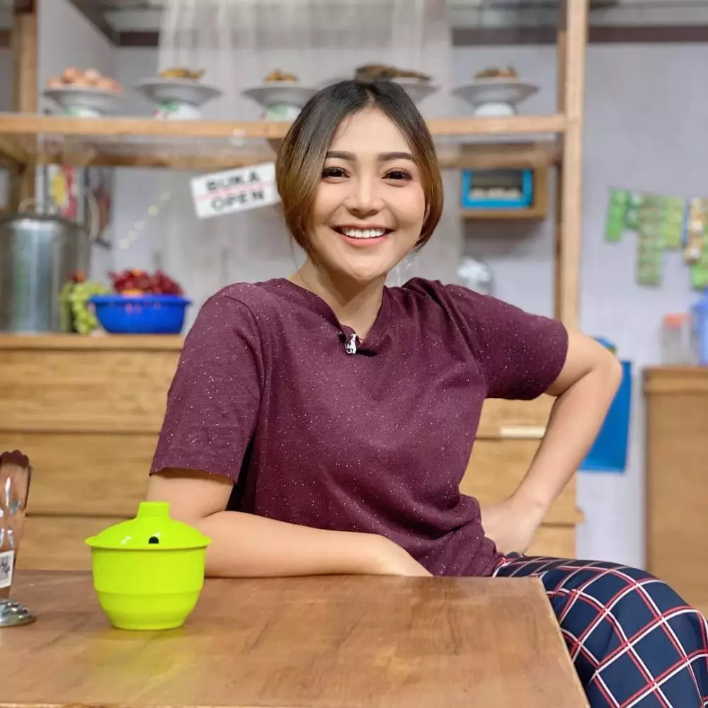 Chacha Sheryl bareng pemain In The Kost © Instagram & YouTube