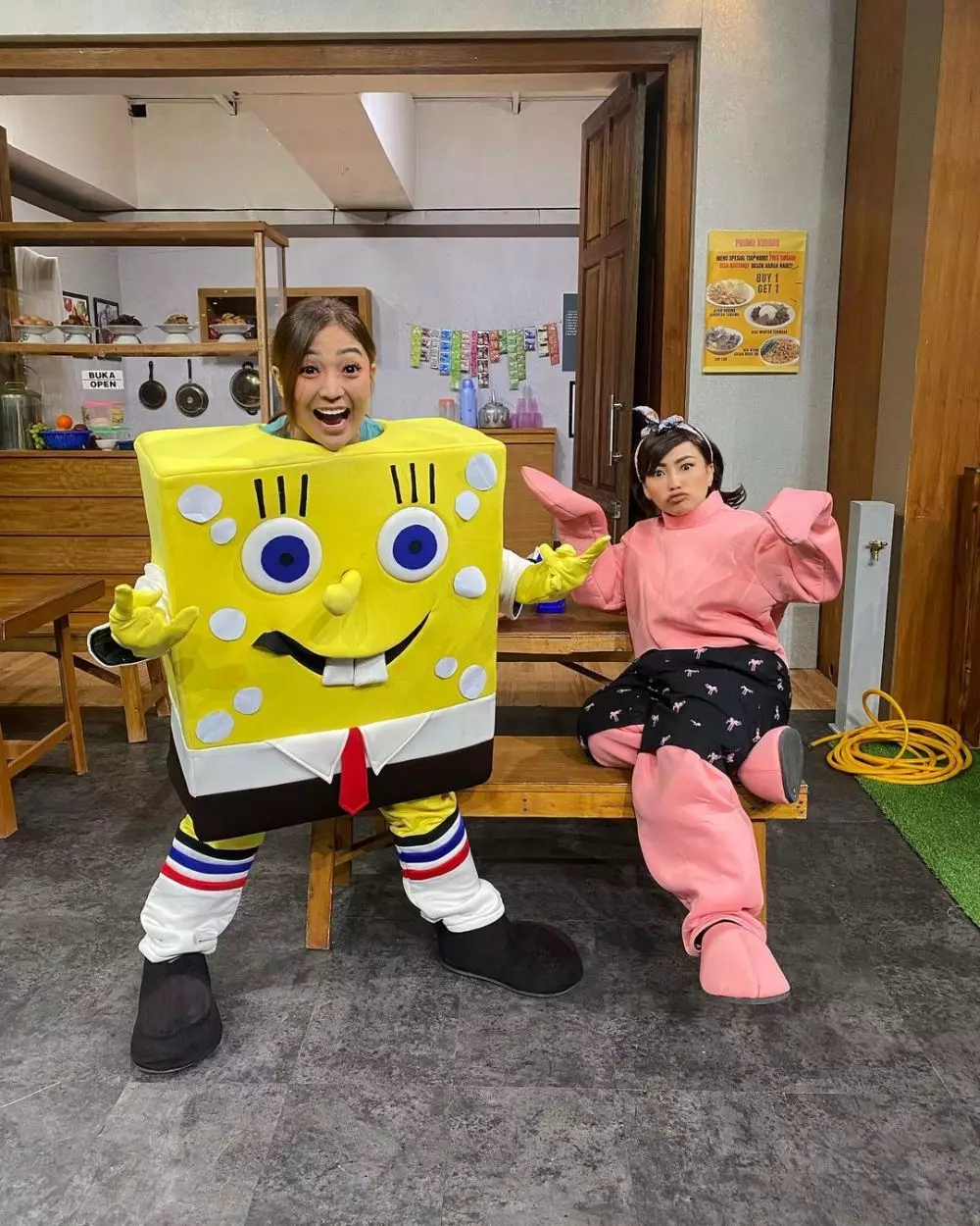 Chacha Sheryl bareng pemain In The Kost © Instagram & YouTube