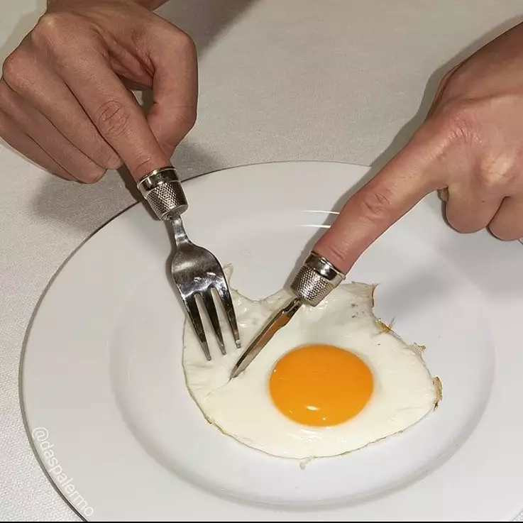 garpu dengan bentuk absurd Berbagai sumber