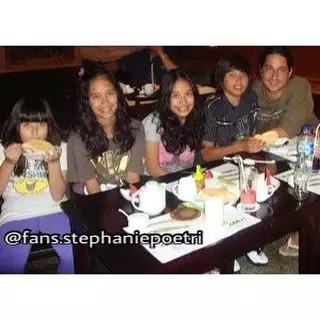 Potret masa kecil Stephanie Poetri © 2021 brilio.net Potret masa kecil Stephanie Poetri © 2021 brilio.net