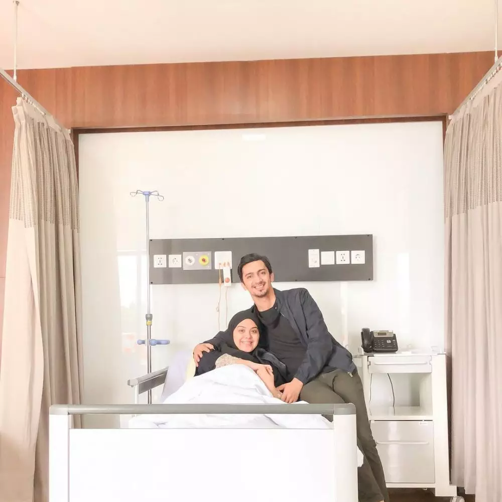 Vebby Palwinta melahirkan © Instagram