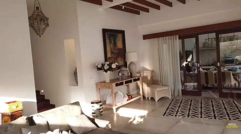 penampakan vila igun © YouTube