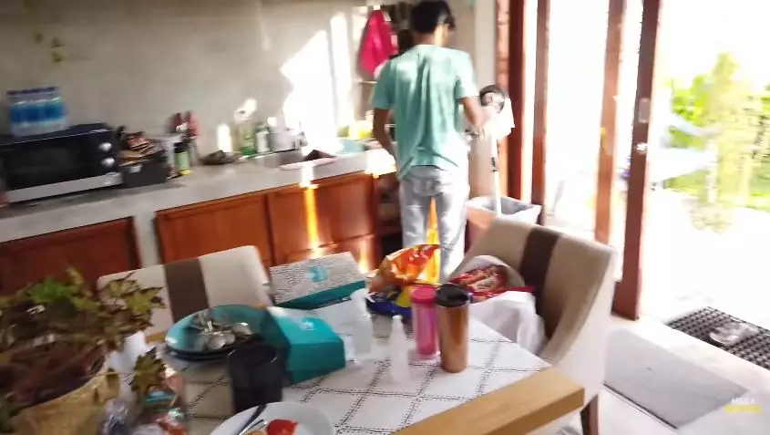 penampakan vila igun © YouTube