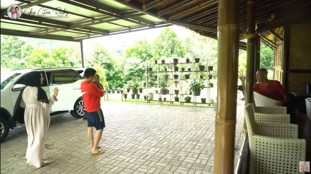 vila keluarga Citra Kirana © YouTube vila keluarga Citra Kirana © YouTube