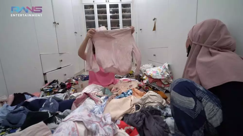 Nagita bagi-bagi baju © YouTube Nagita bagi-bagi baju © YouTube