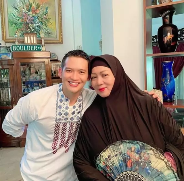 Kedekatan pesinetron dan ibu mertua © 2021 brilio.net