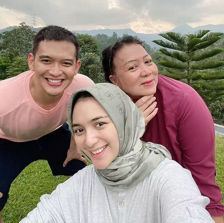 Kedekatan pesinetron dan ibu mertua © 2021 brilio.net