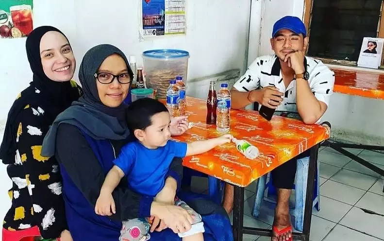 Kedekatan pesinetron dan ibu mertua © 2021 brilio.net