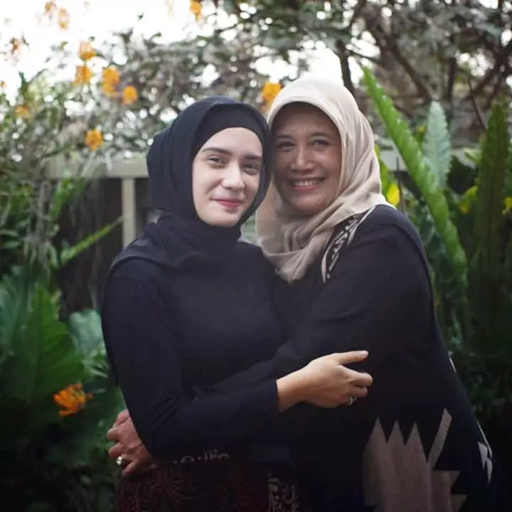 Kedekatan pesinetron dan ibu mertua © 2021 brilio.net