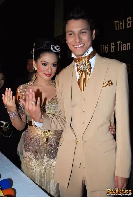 seleb jalani pacaran lebih dari 7 tahun © berbagai sumber seleb jalani pacaran lebih dari 7 tahun © berbagai sumber