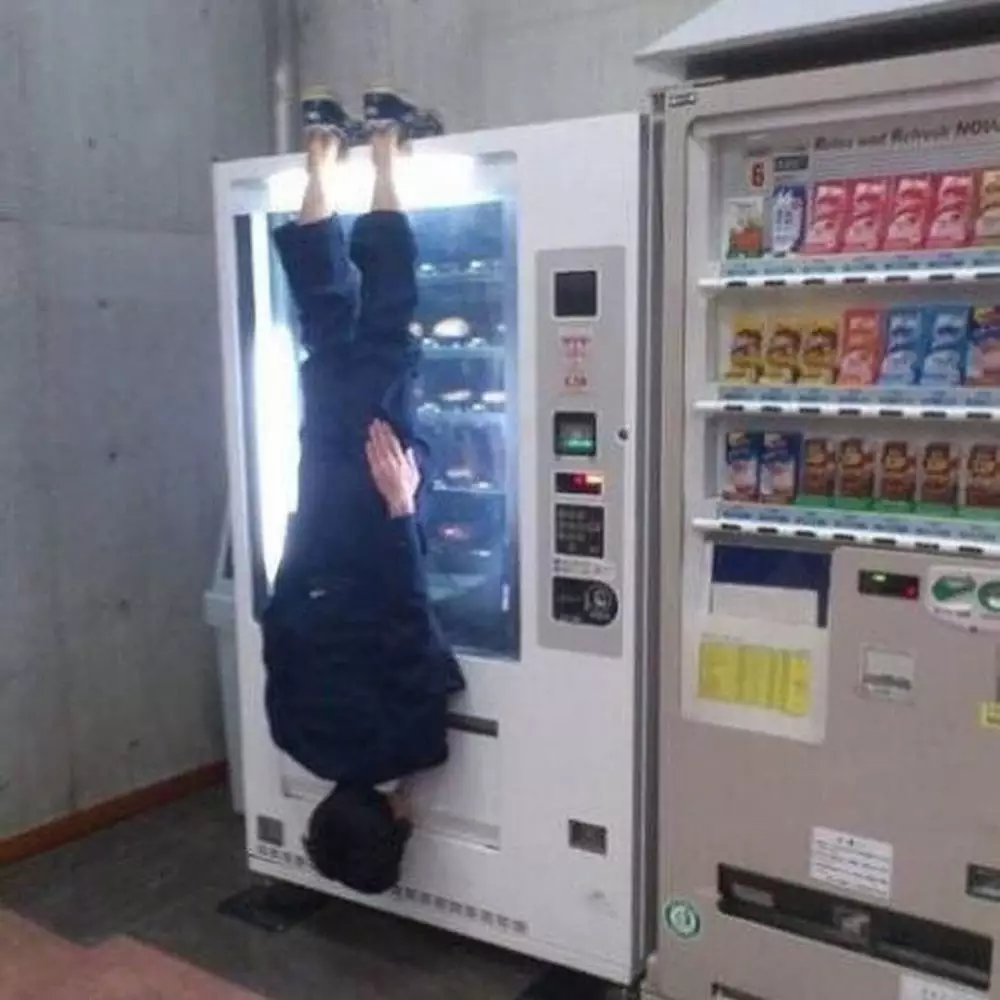 potret lucu orang di tempat belanja © Berbagai Sumber