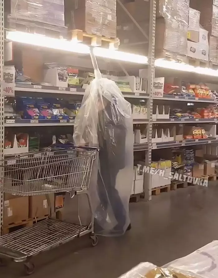 potret lucu orang di tempat belanja © Berbagai Sumber