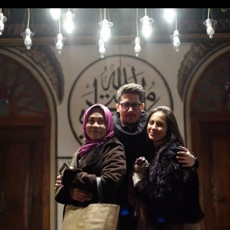 Seleb blasteran dan ibu asli Indonesia © Instagram