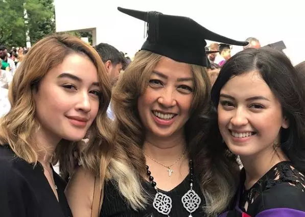 Seleb blasteran dan ibu asli Indonesia © Instagram