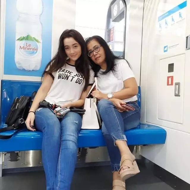 Seleb blasteran dan ibu asli Indonesia © Instagram