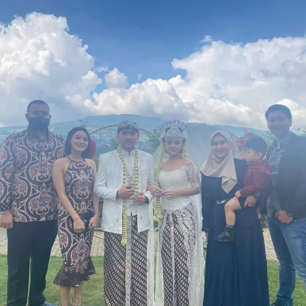 Seleb kondangan bareng pacar © Instagram