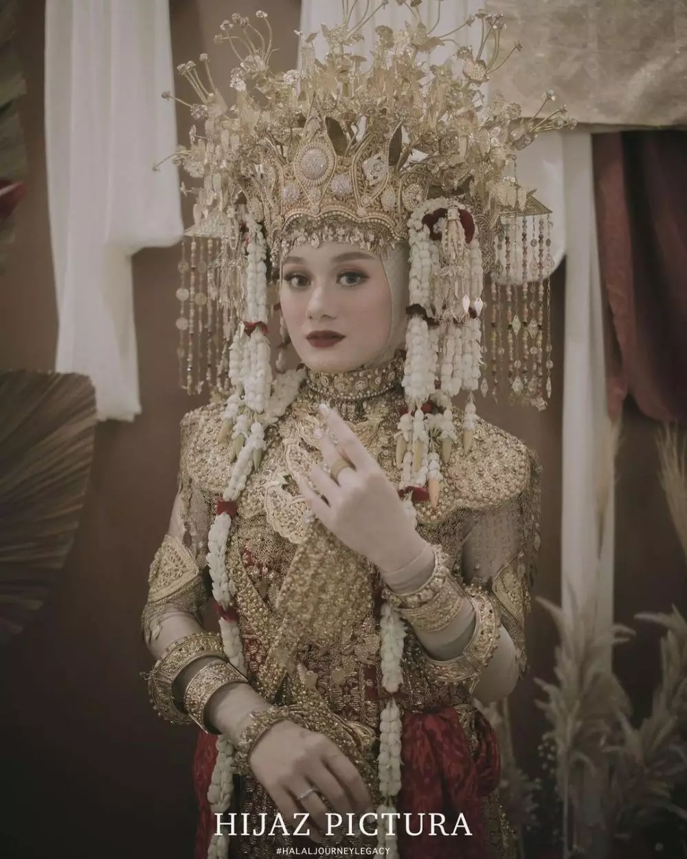 pemotretan Dinda Hauw baju dodot © Instagram pemotretan Dinda Hauw baju dodot © Instagram