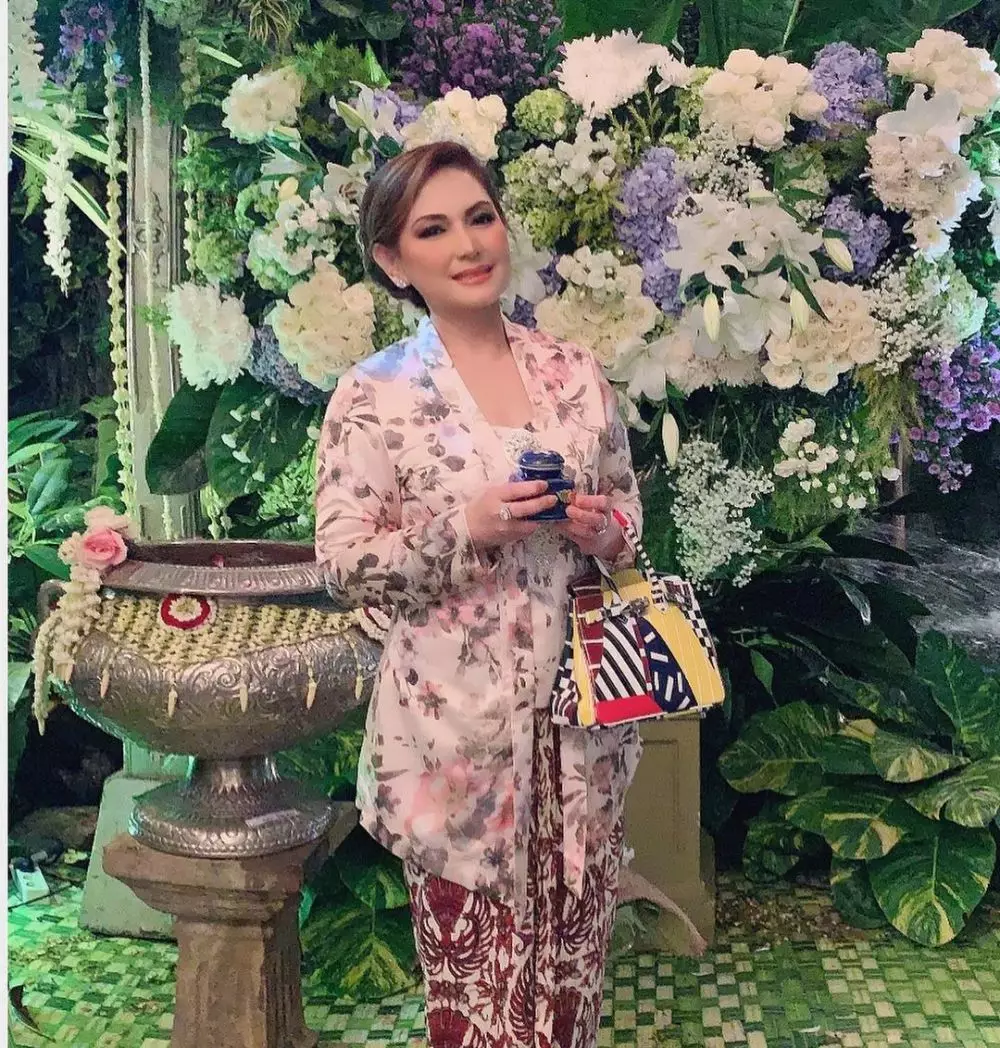 seleb 50-an pakai kebaya © Instagram seleb 50-an pakai kebaya © Instagram