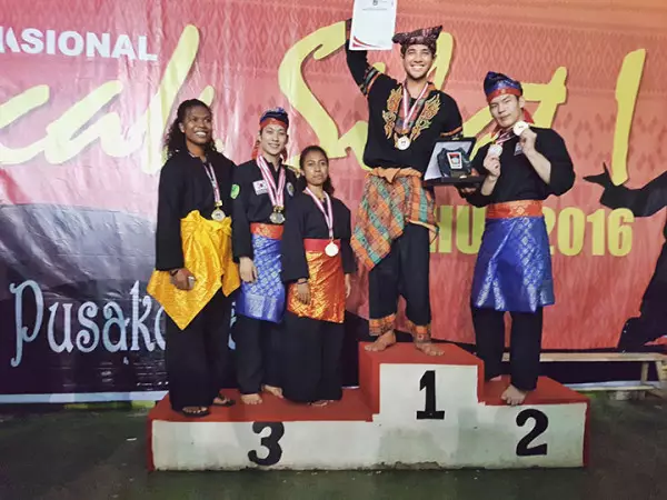 potret lawas seleb saat terima piala © 2021 brilio.net potret lawas seleb saat terima piala © 2021 brilio.net