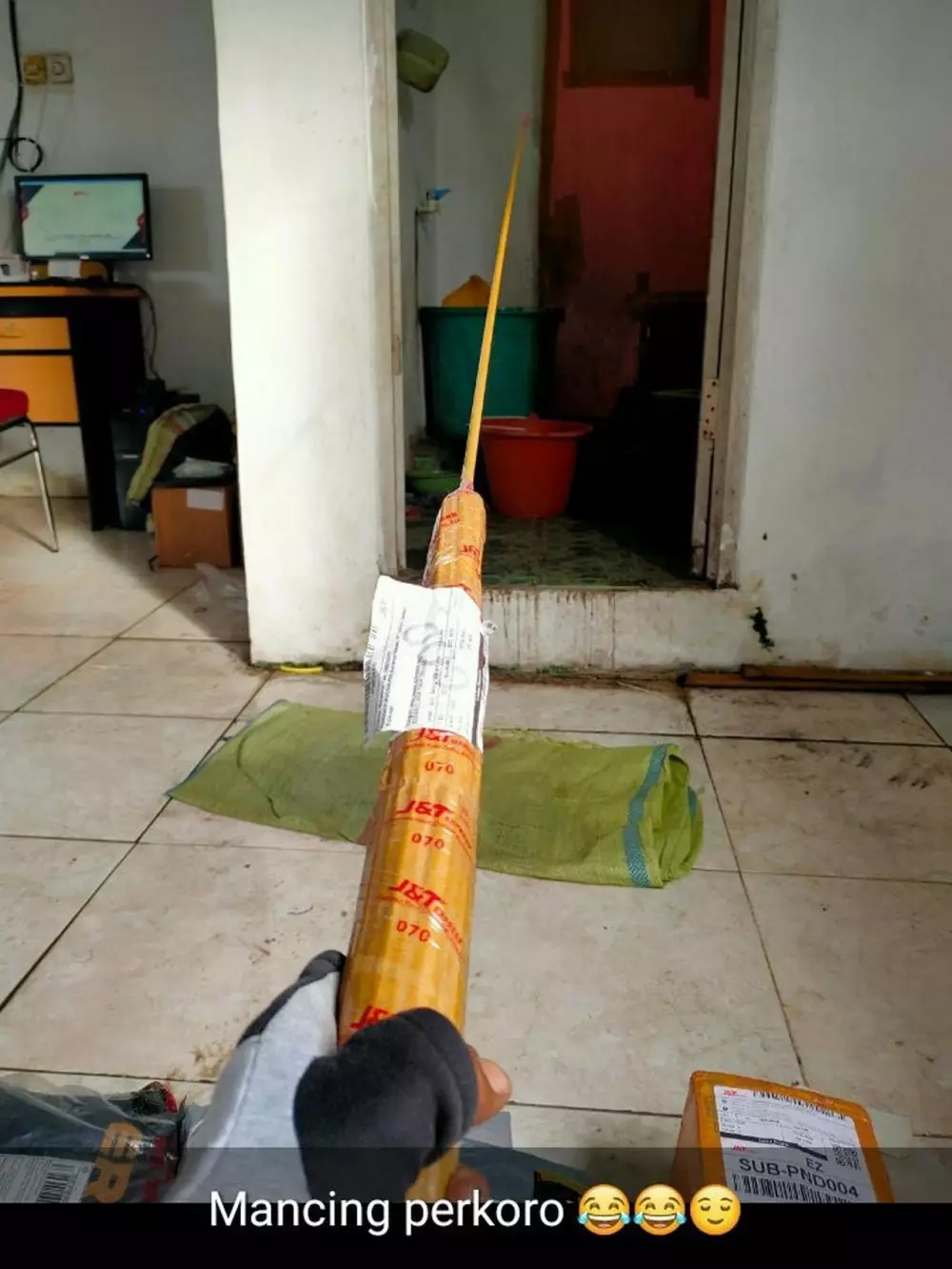 status lucu kurir © Twitter