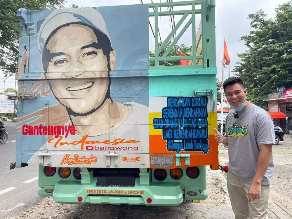 Baim Wong di bak truk © Instagram Baim Wong di bak truk © Instagram