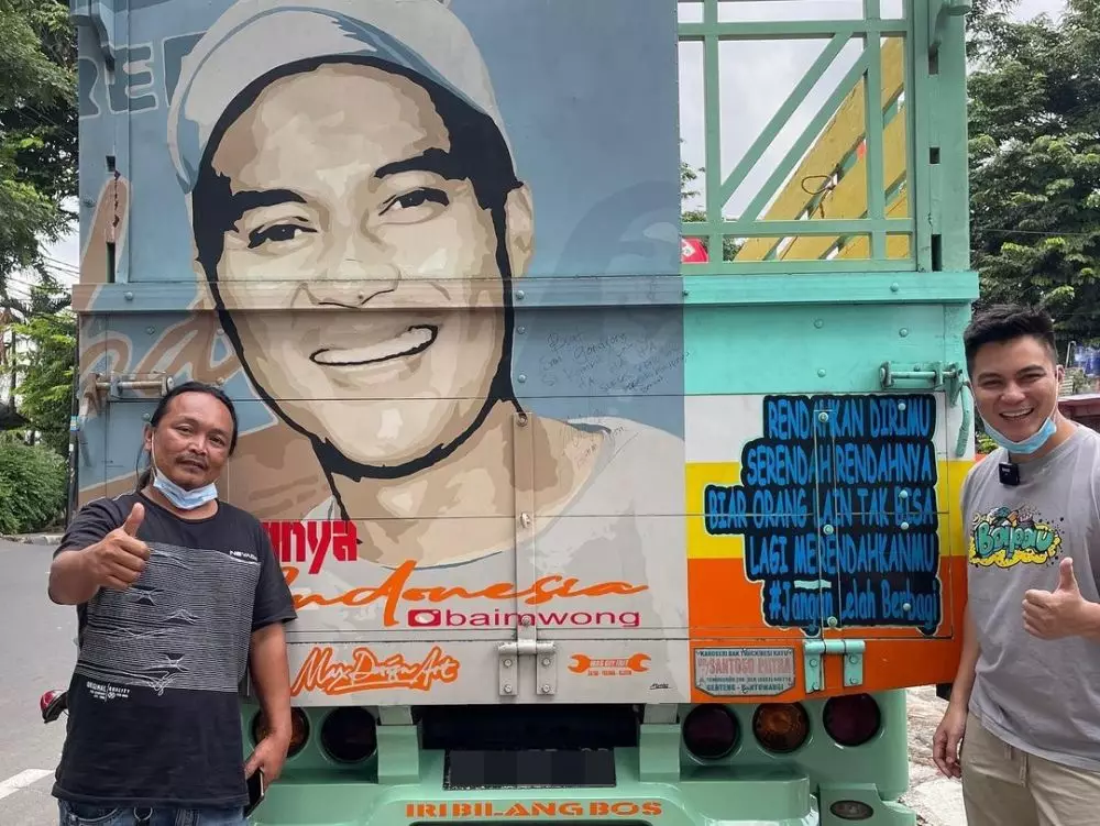 Baim Wong di bak truk © Instagram Baim Wong di bak truk © Instagram