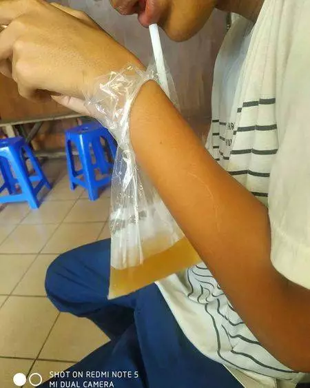 cara minum nyeleneh © Instagram cara minum nyeleneh © Instagram