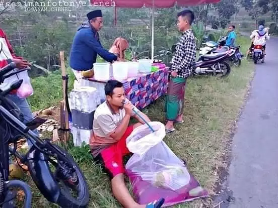 cara minum nyeleneh © Instagram cara minum nyeleneh © Instagram