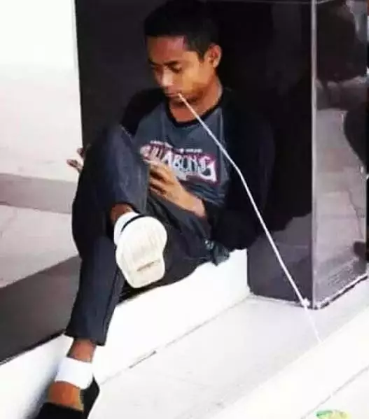 cara minum nyeleneh © Instagram cara minum nyeleneh © Instagram
