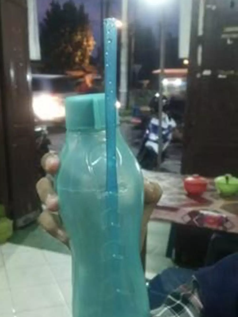 cara minum nyeleneh © Instagram cara minum nyeleneh © Instagram