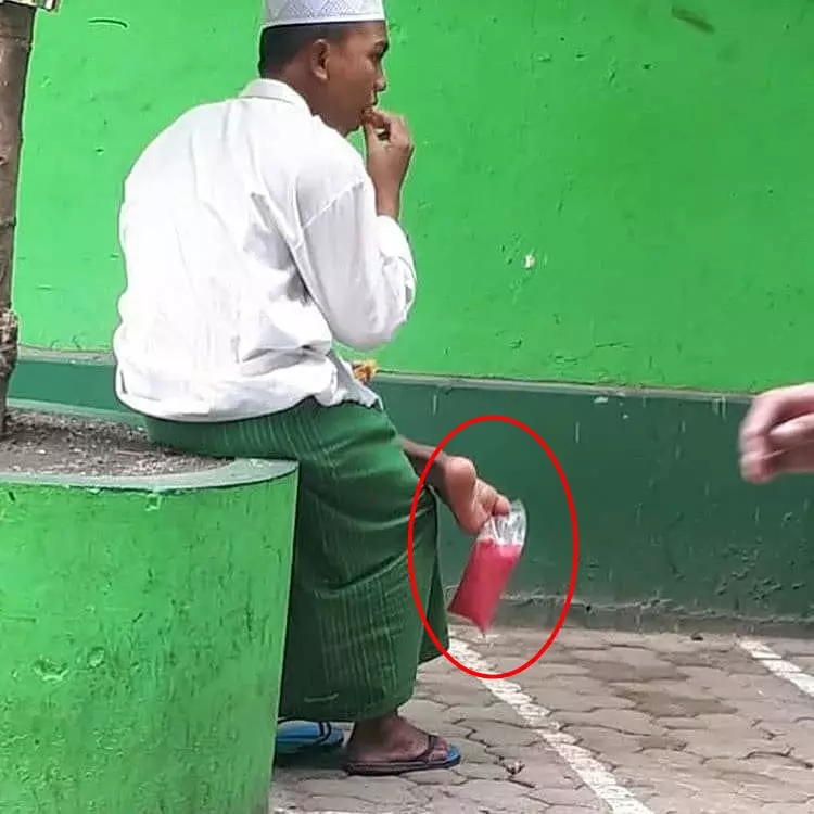 cara minum nyeleneh © Instagram cara minum nyeleneh © Instagram