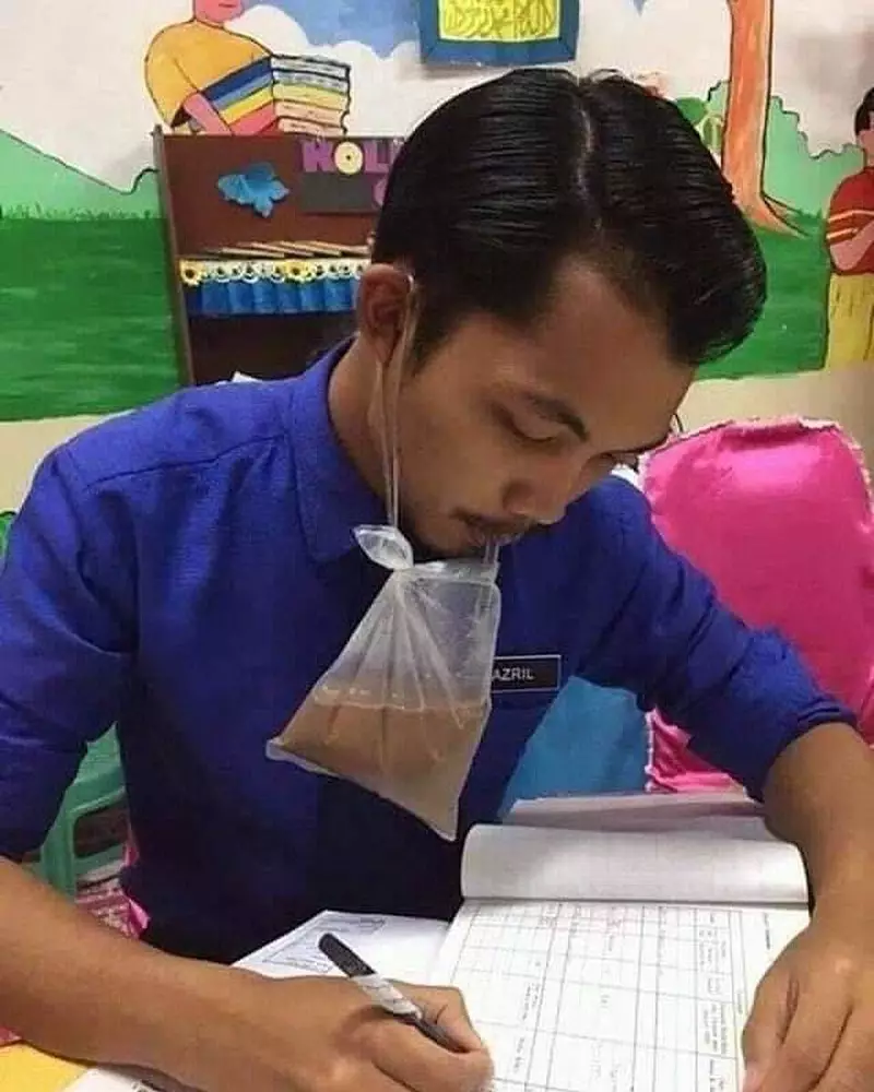 cara minum nyeleneh © Instagram cara minum nyeleneh © Instagram