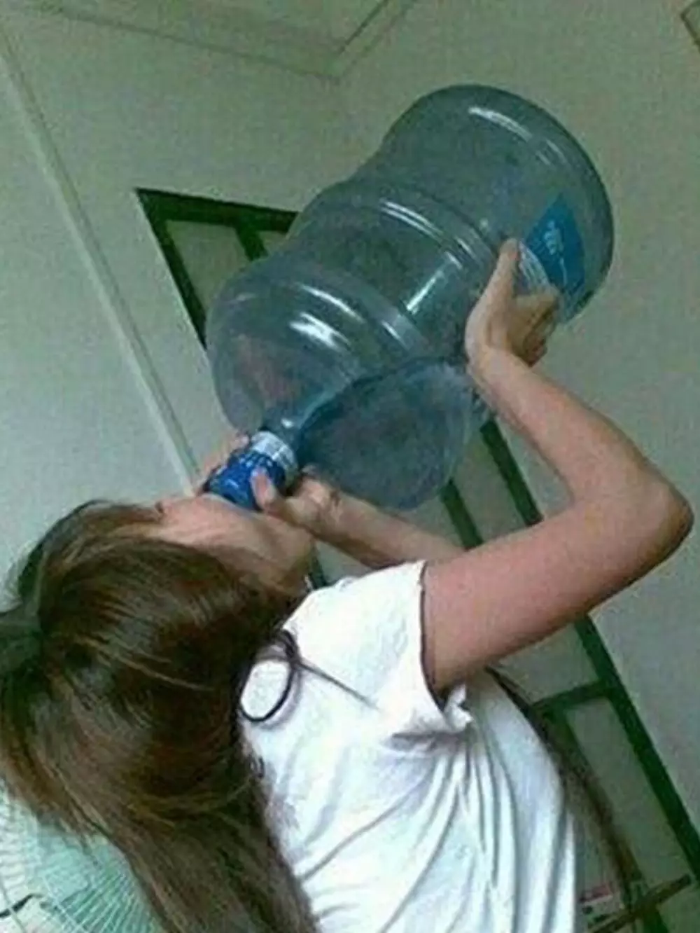 cara minum nyeleneh © Instagram cara minum nyeleneh © Instagram