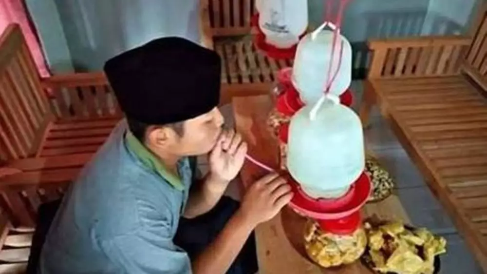 cara minum nyeleneh © Instagram cara minum nyeleneh © Instagram