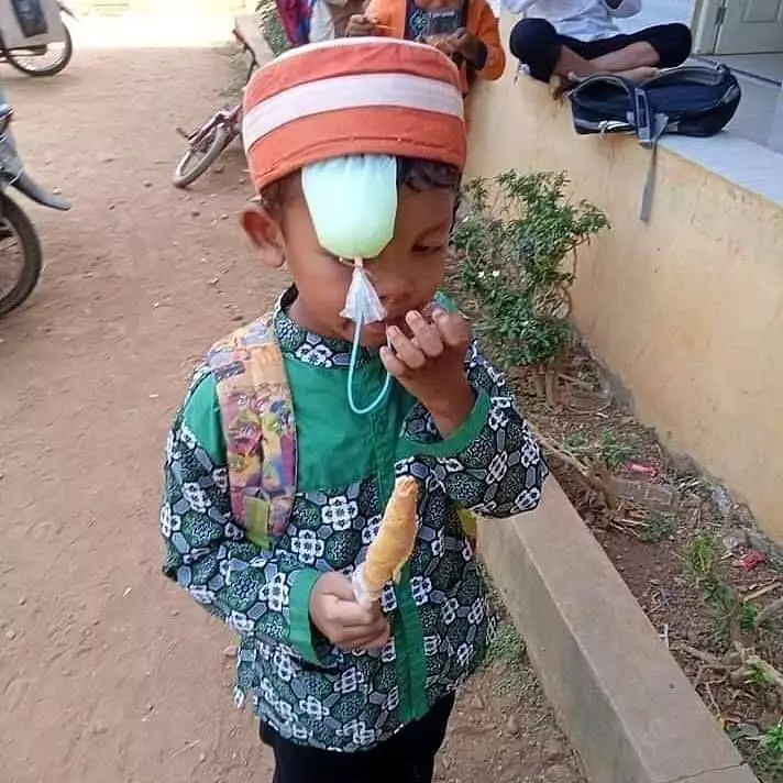cara minum nyeleneh © Instagram cara minum nyeleneh © Instagram