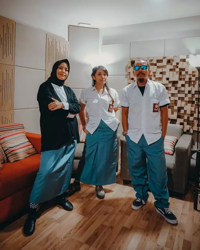 penyanyi pakai seragam SMA © 2021 brilio.net penyanyi pakai seragam SMA © 2021 brilio.net